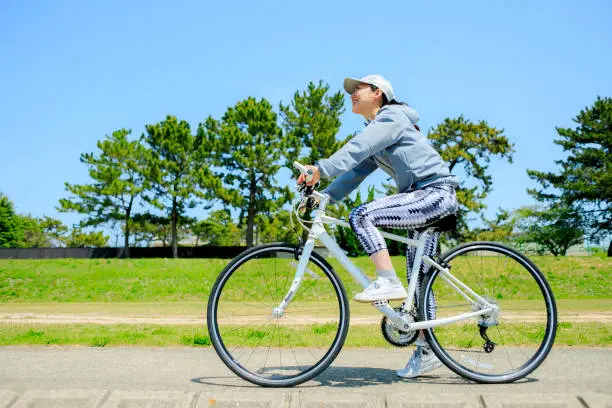 サイクリングをしている女性