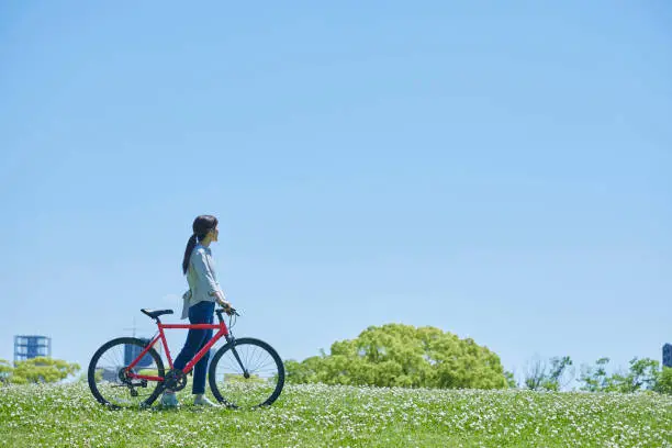 サイクリングをしている女性